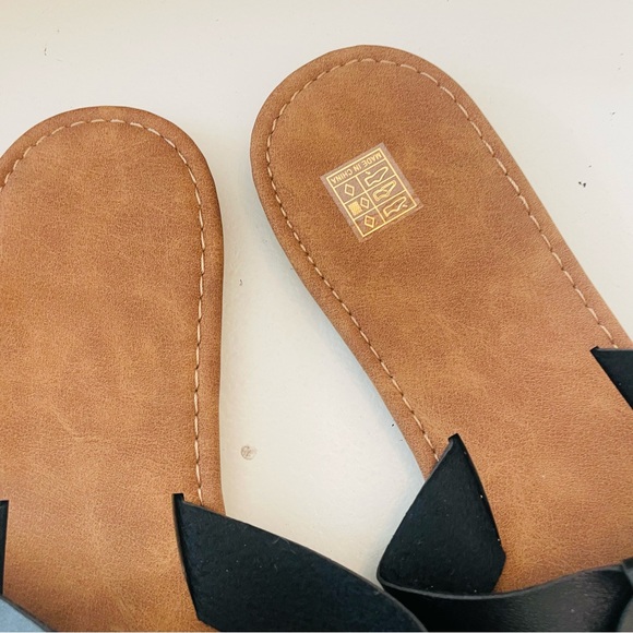 Strappy Criss Cross Slide Sandals - Picture 4 of 7